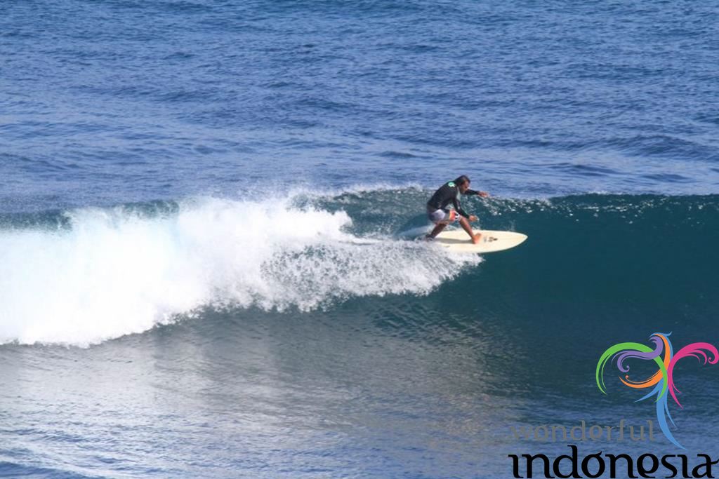 Suluban Beach Uluwatu Bali Tour