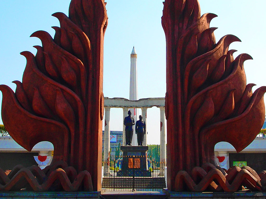 Surabaya Tugu Pahlawan, Surabaya Guide by Bali Tour